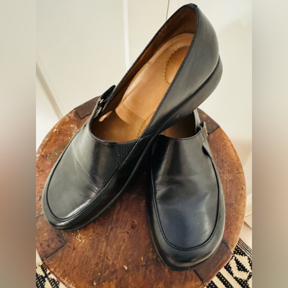 Black Dansko Velcro Tab Closure Size 42 Loafers.  Like New